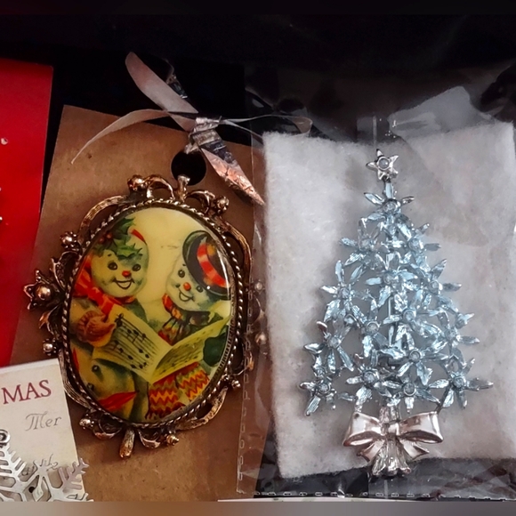 Crystal Christmas Tree Brooch - Picture 8 of 11